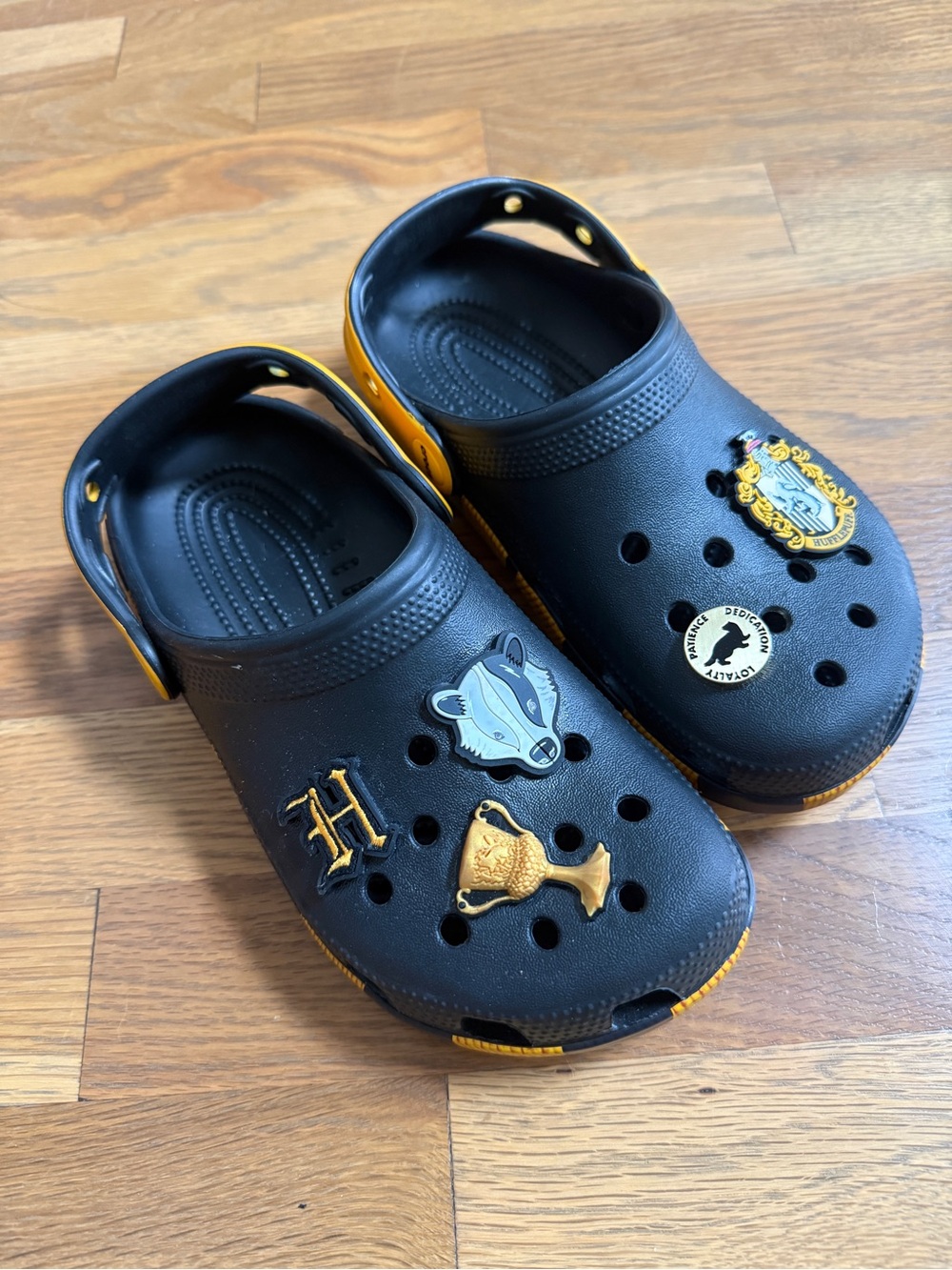 CROCS Kids Black and Yellow Hogwarts Harry Potter Charm Clogs